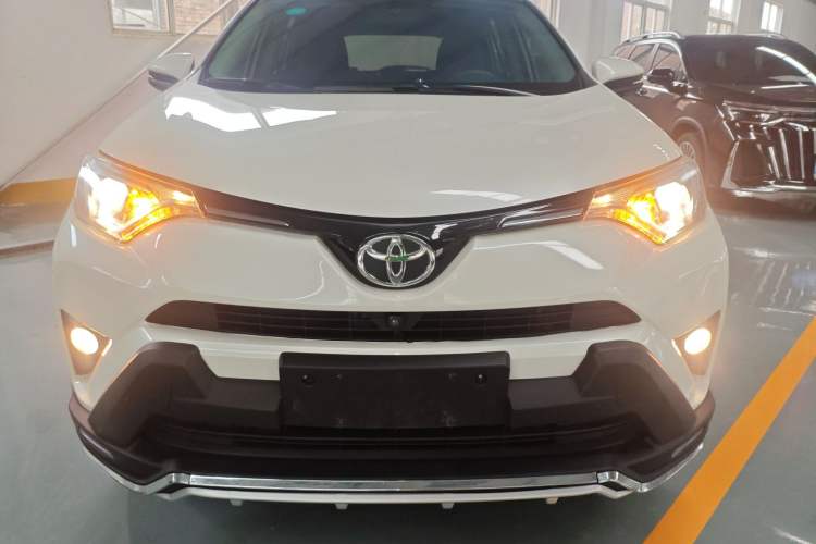 Used Toyota RAV4 2016 2.0L CVT Two-Wheel Drive Fashion Edition China V Standard
