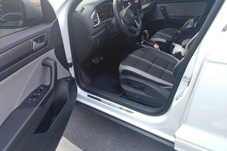 Used Volkswagen T-ROC 2023 300TSI DSG Two-Wheel-Drive Chen Guang Edition
