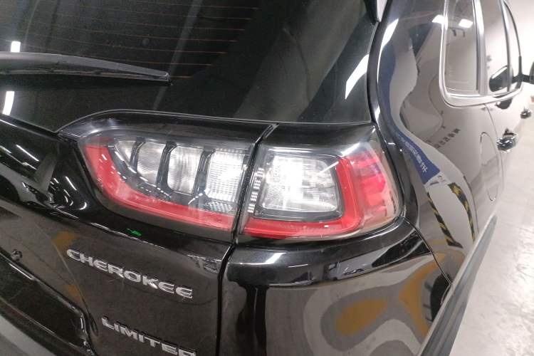 Used  Cherokee 2019 2.0T Two-Wheel Drive Smart Enjoyment Version China VI
