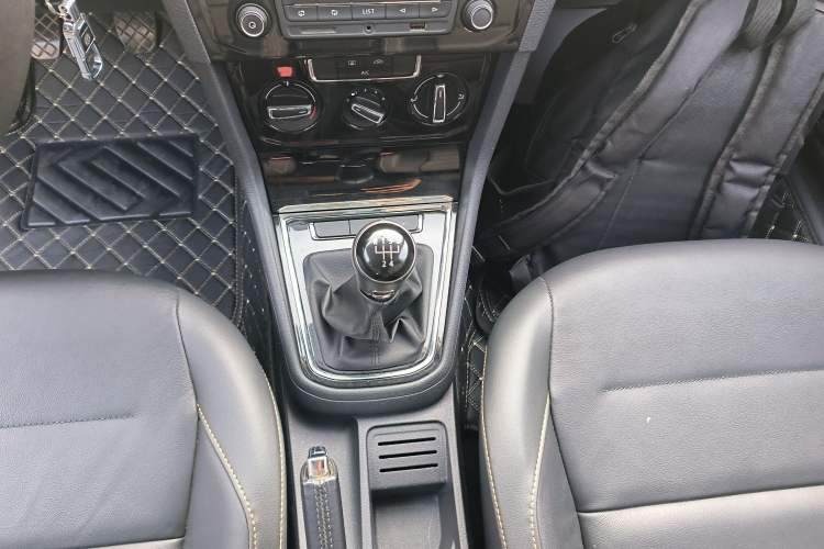 Used Volkswagen Bora 2016 1.6L manual Comfort trim level