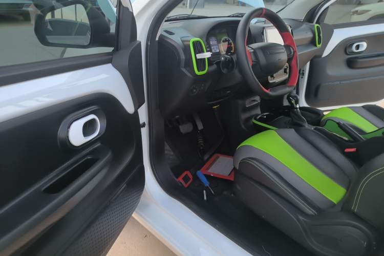 Used Roewe Clever 2021 302 km New Four-Seater Super-Efficient Version
