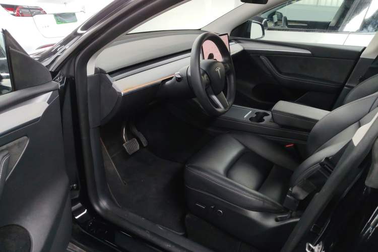 Used Tesla Model Y 2023 Rear-Wheel-Drive Version
