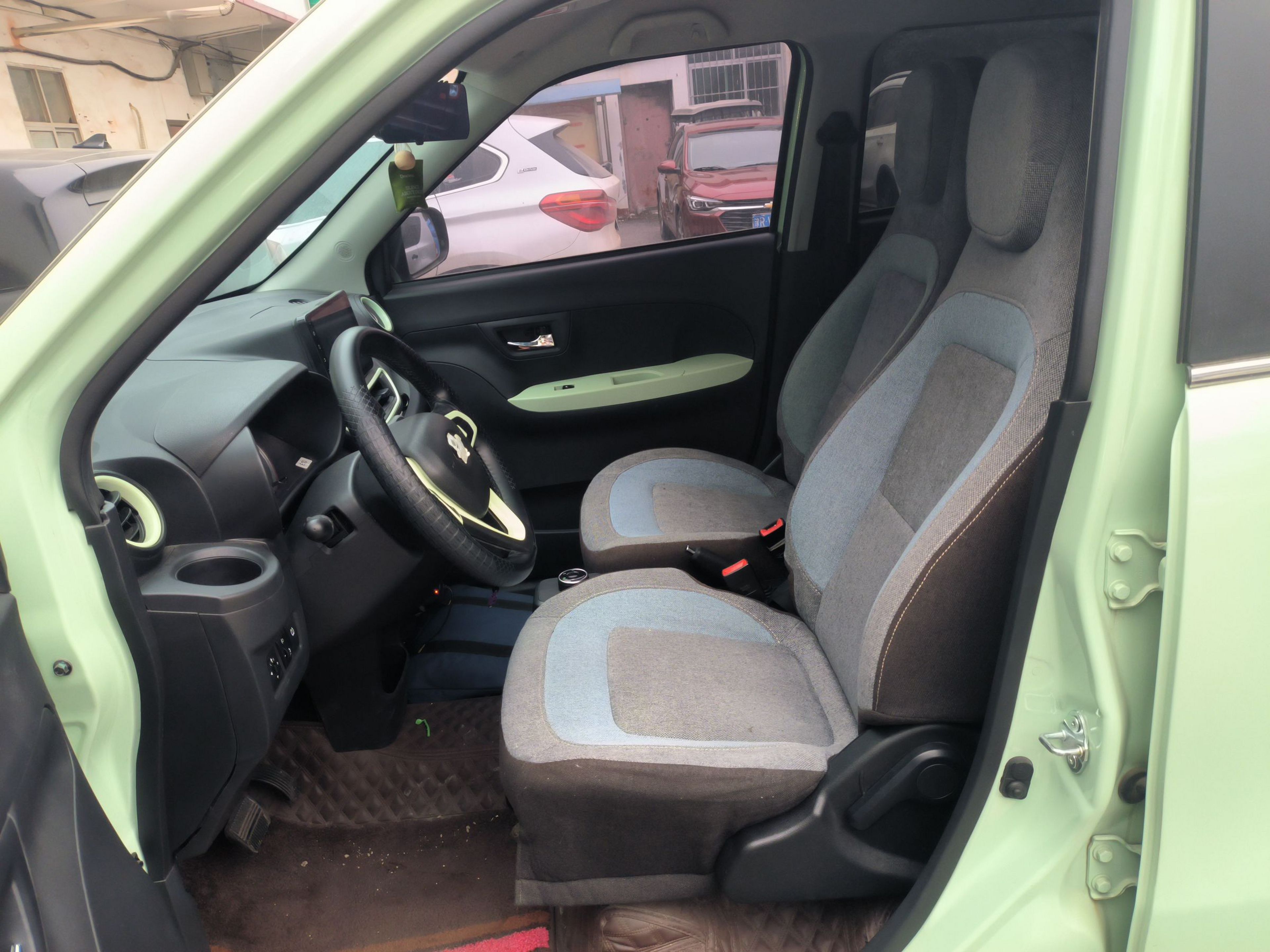 Переднее сиденье в автомобиле