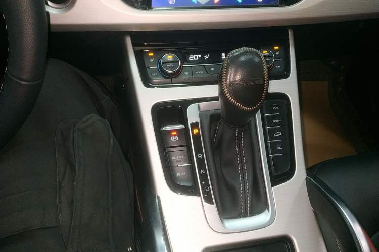 Used Geely Auto Emgrand X7 Sport 2018 1.8TD Automatic Two-Wheel Drive Smart Connect 4G Internet Edition
