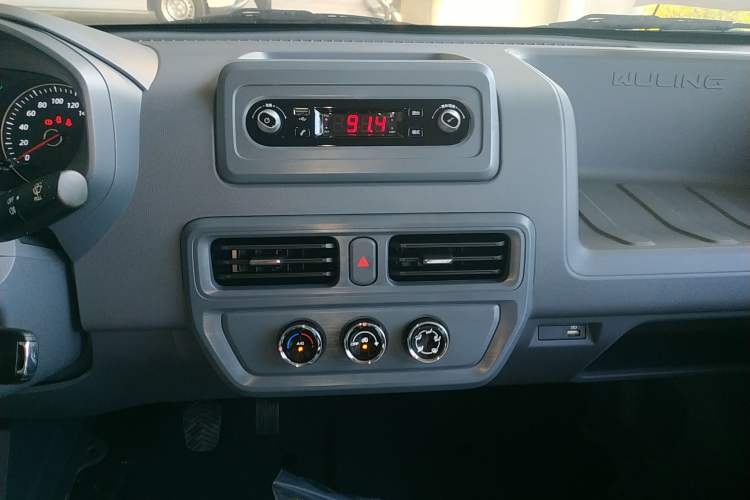 Used Wuling Yangguang 2024 300KM Comfort Version Passenger Van 75kW
