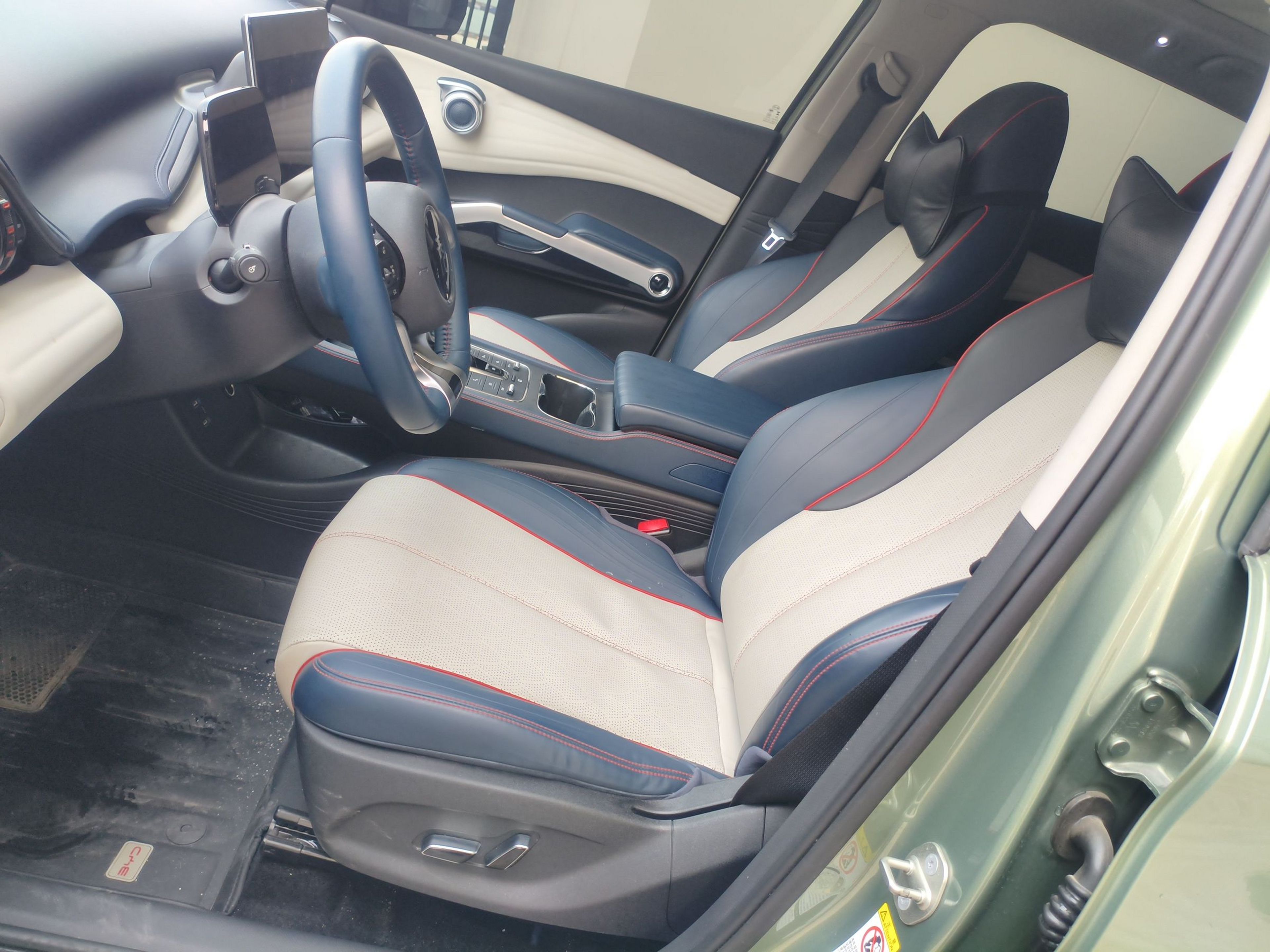 المقاعد الأمامية داخل السيارة