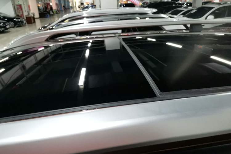 Used Roewe RX8 2018 30T Smart Connectivity Two-Wheel Drive Flagship Edition
