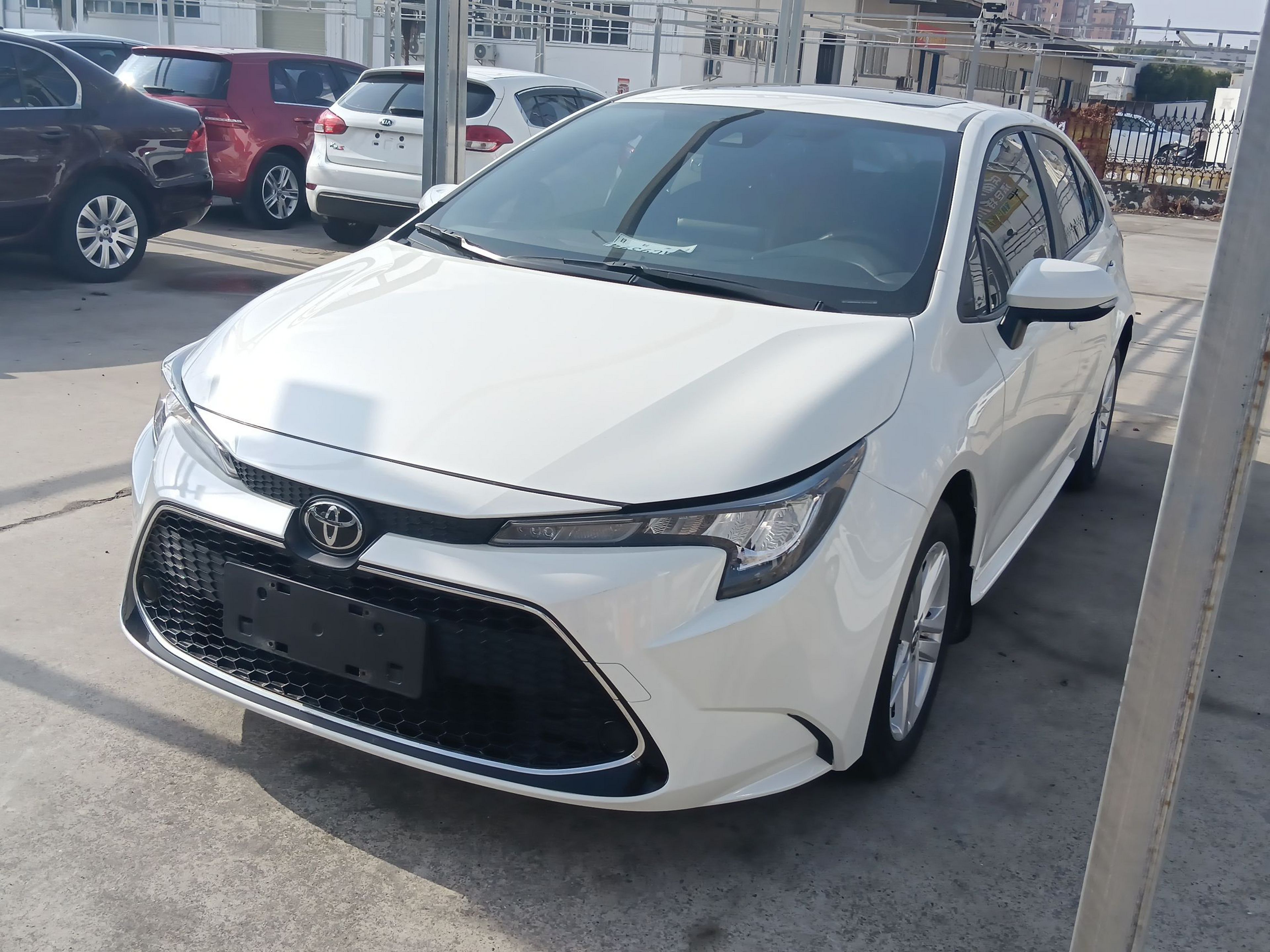 Под передней частью автомобиля