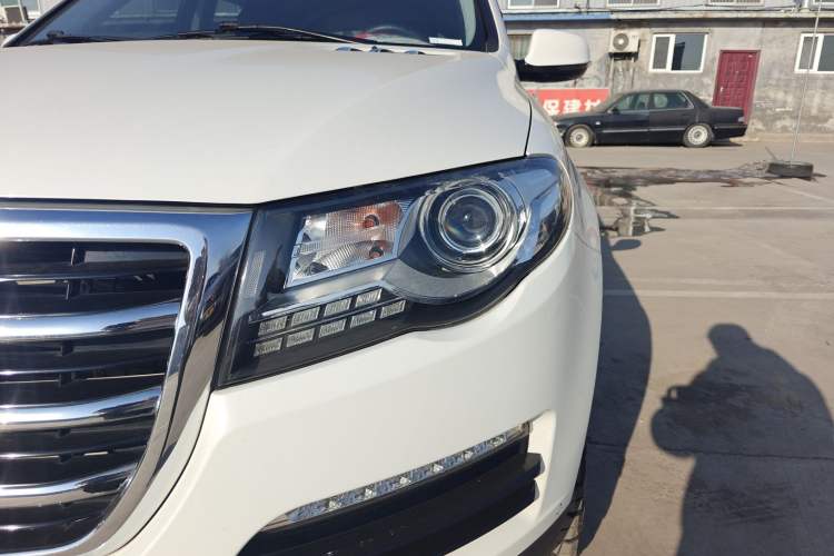 Used Haval H8 2015 2.0T two-wheel drive Comfort trim level
