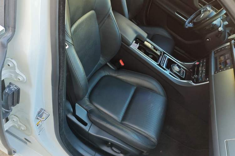 Used Jaguar XF 2016 XF 2.0T Two-Wheel-Drive Luxury Edition
