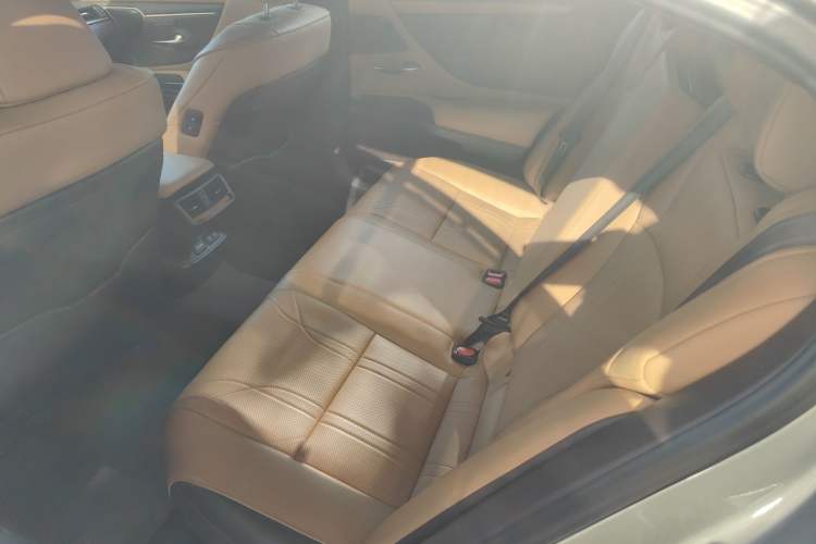 Used Lexus ES 2020 300h Executive Edition
