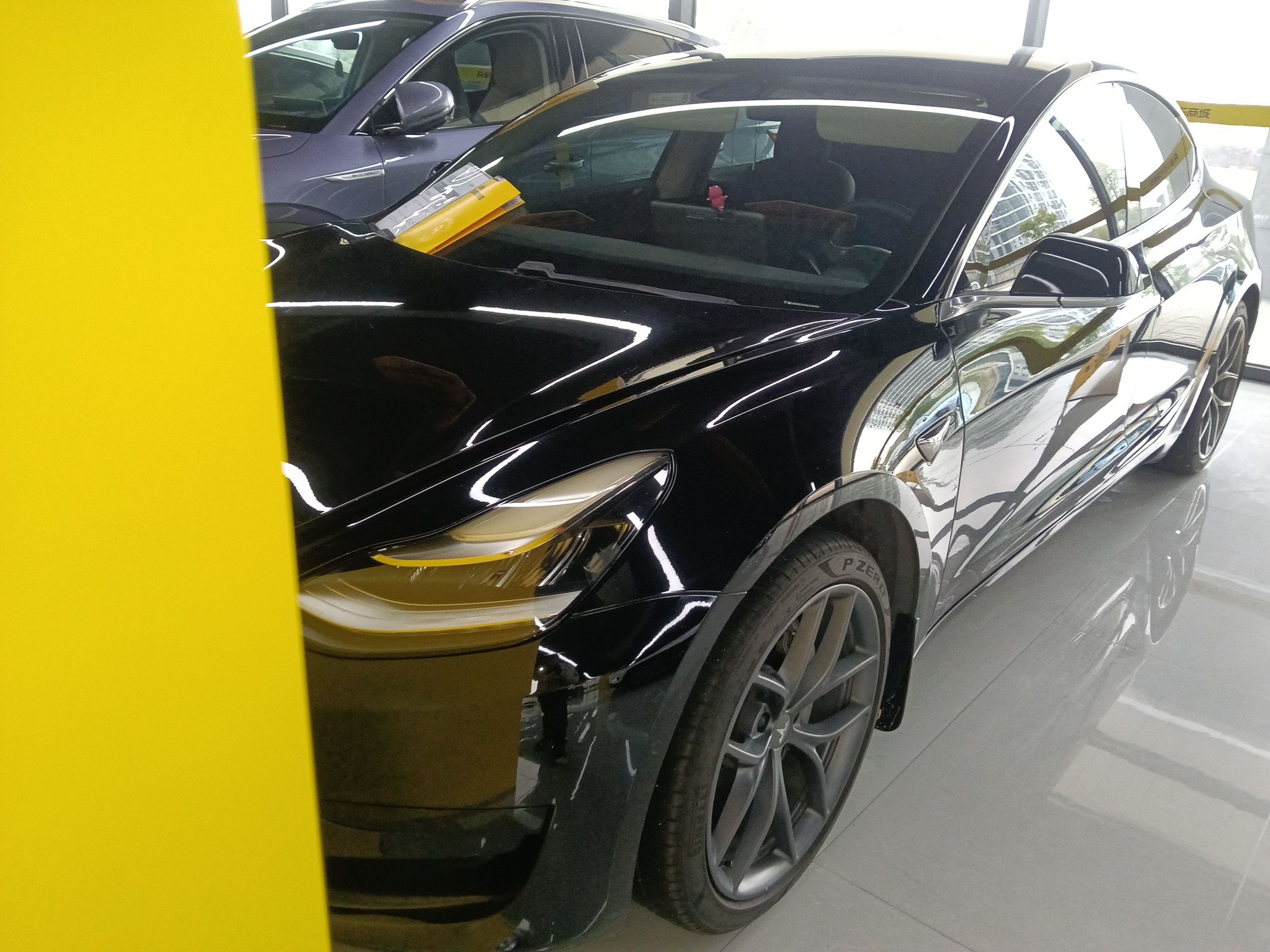 تحت مقدمة السيارة