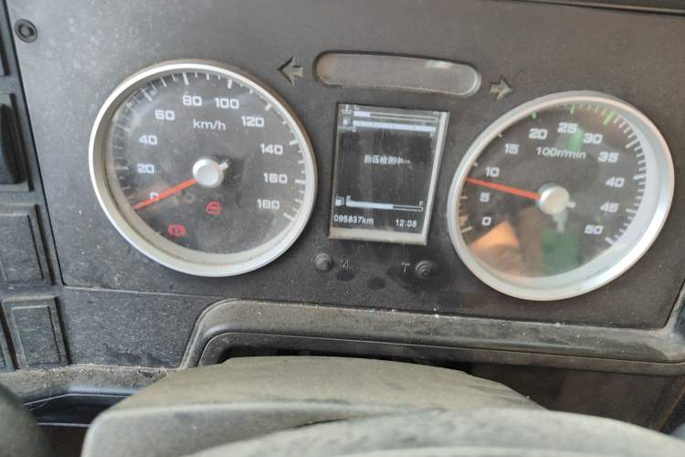 Used Iveco Daily 2021 2.5T A40 M1 Passenger Van 5-9 Seats Long Wheelbase Mid-Roof Design Dual Tires Manual Doors
