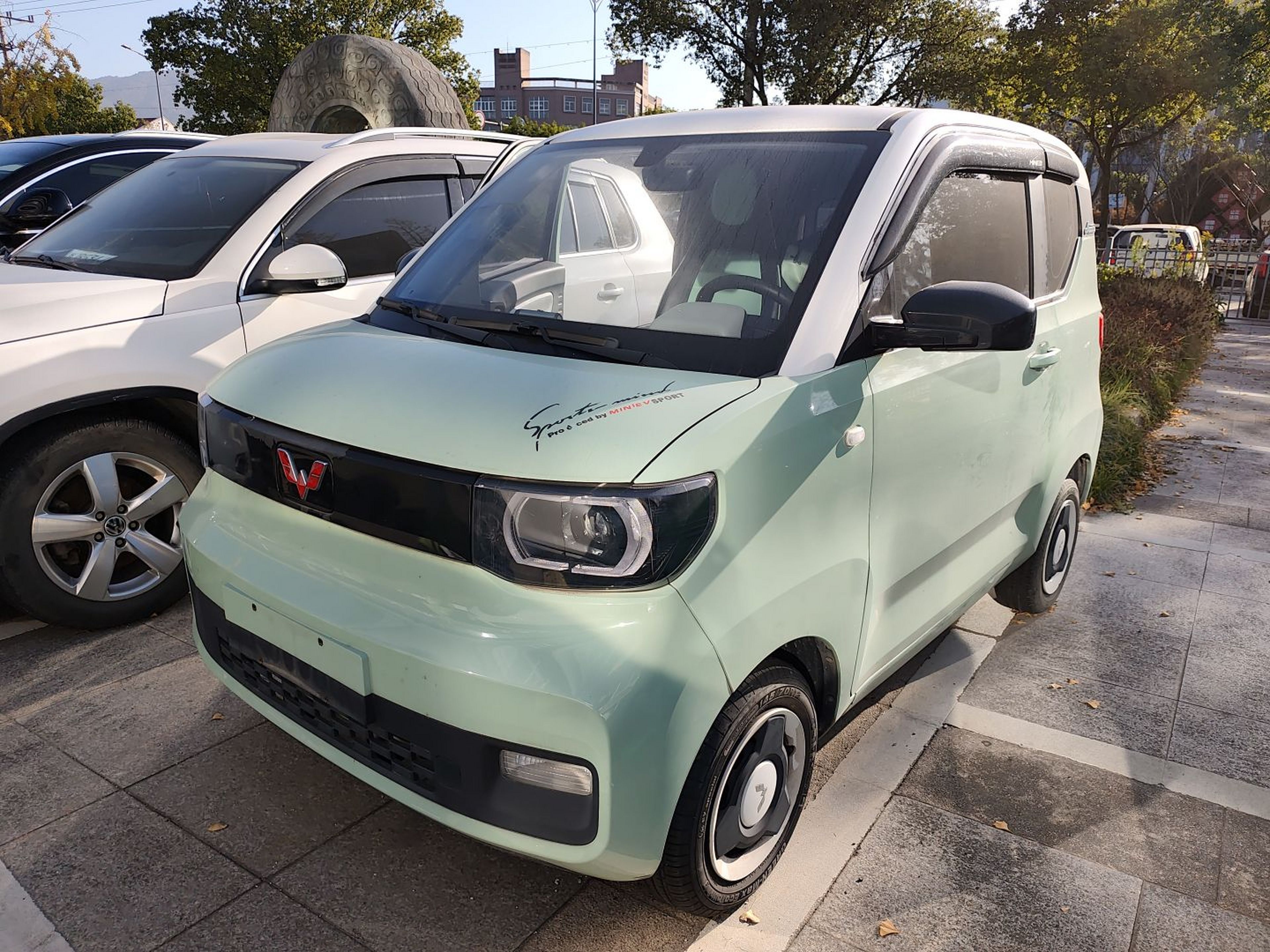 Под передней частью автомобиля