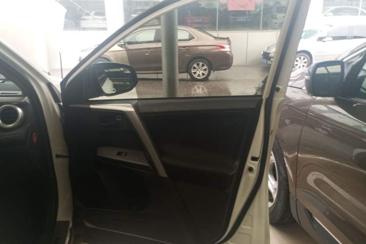 Used Toyota RAV4 2019 2.0L CVT Two-Wheel Drive Fashion X Limited Edition China VI Standard
