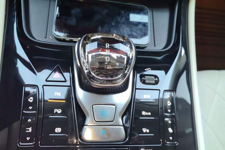 Used Denza D9 2024 DM-i 980 Four-Wheel Drive Flagship Model
