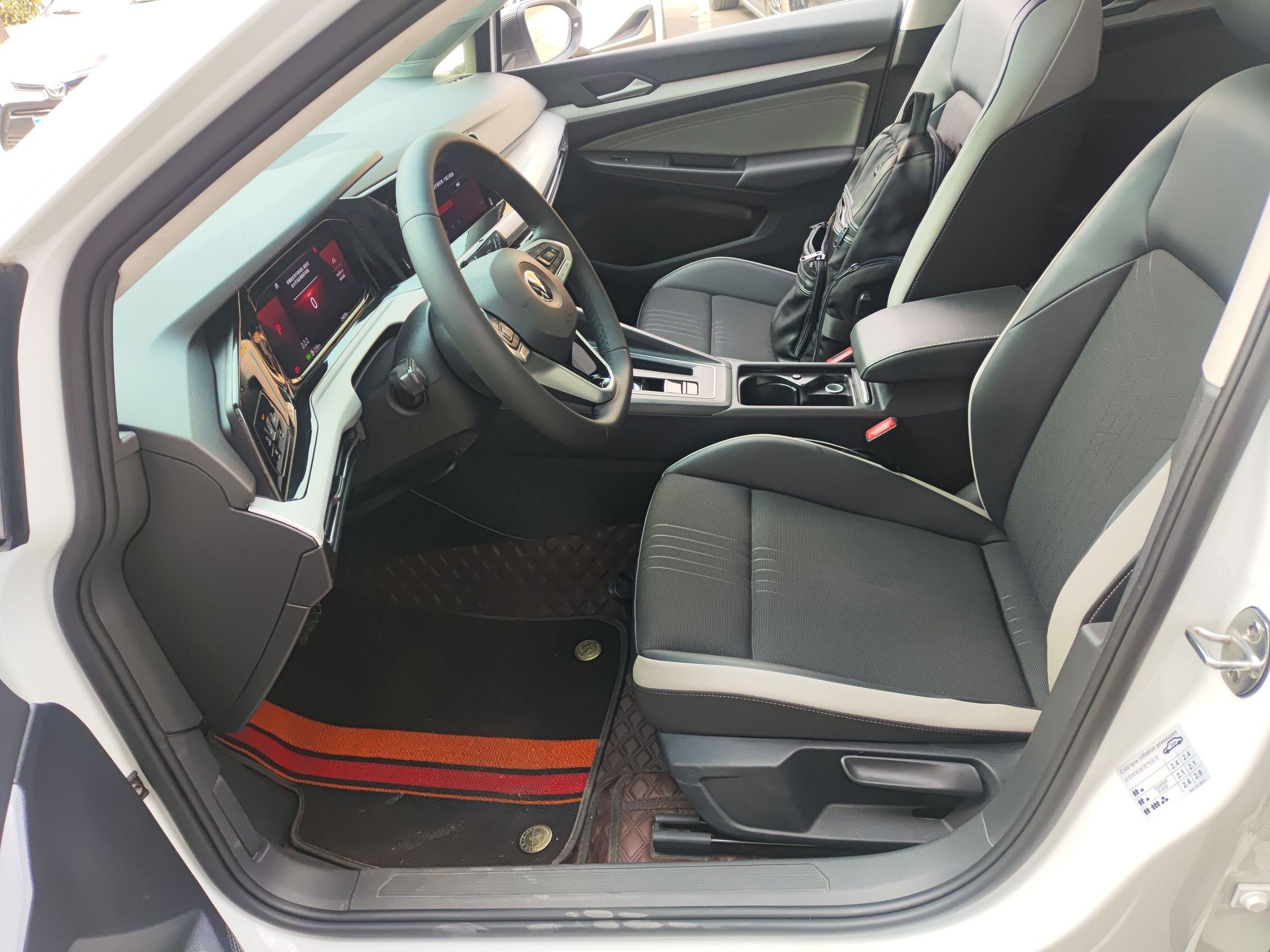 المقاعد الأمامية داخل السيارة