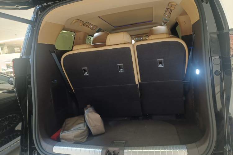 Used Denza D9 2025 DM-i Smart Drive 1020 Four-Wheel Drive Premium Model
