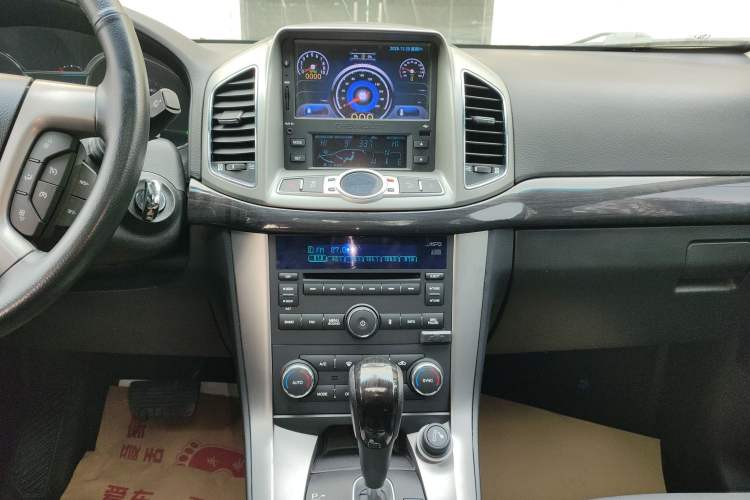 Used Chevrolet Captiva 2015 2.4L 4x4 Flagship Edition 7-Seater
