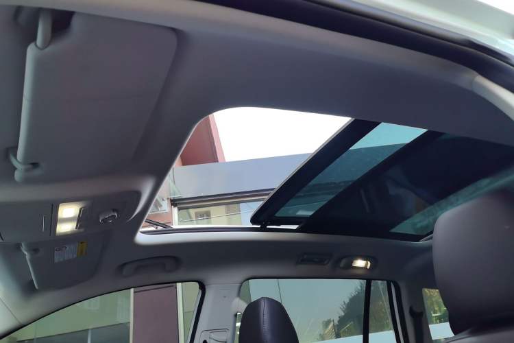 Used Roewe RX8 2018 30T Smart Connectivity Two-Wheel Drive Flagship Edition
