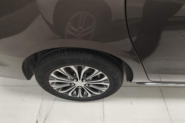 Used Buick GL8 2023 Facelifted Land Cruiser Executive Luxury Version
