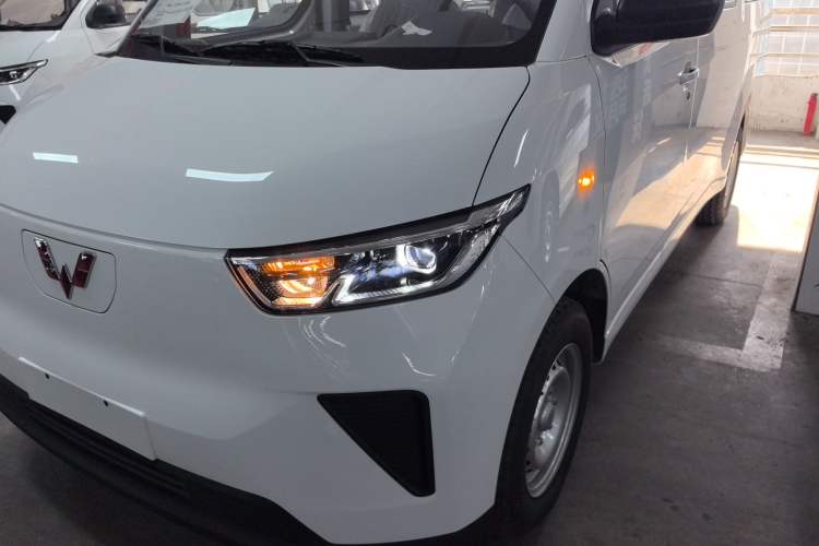 Used Wuling Yangguang 2024 300KM Comfort Version Passenger Van 75kW
