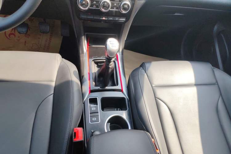 Used Haval H2 2018 Chuanxiang Edition Blue Badge 1.5T Manual Two-Wheel Drive Fashionable Model
