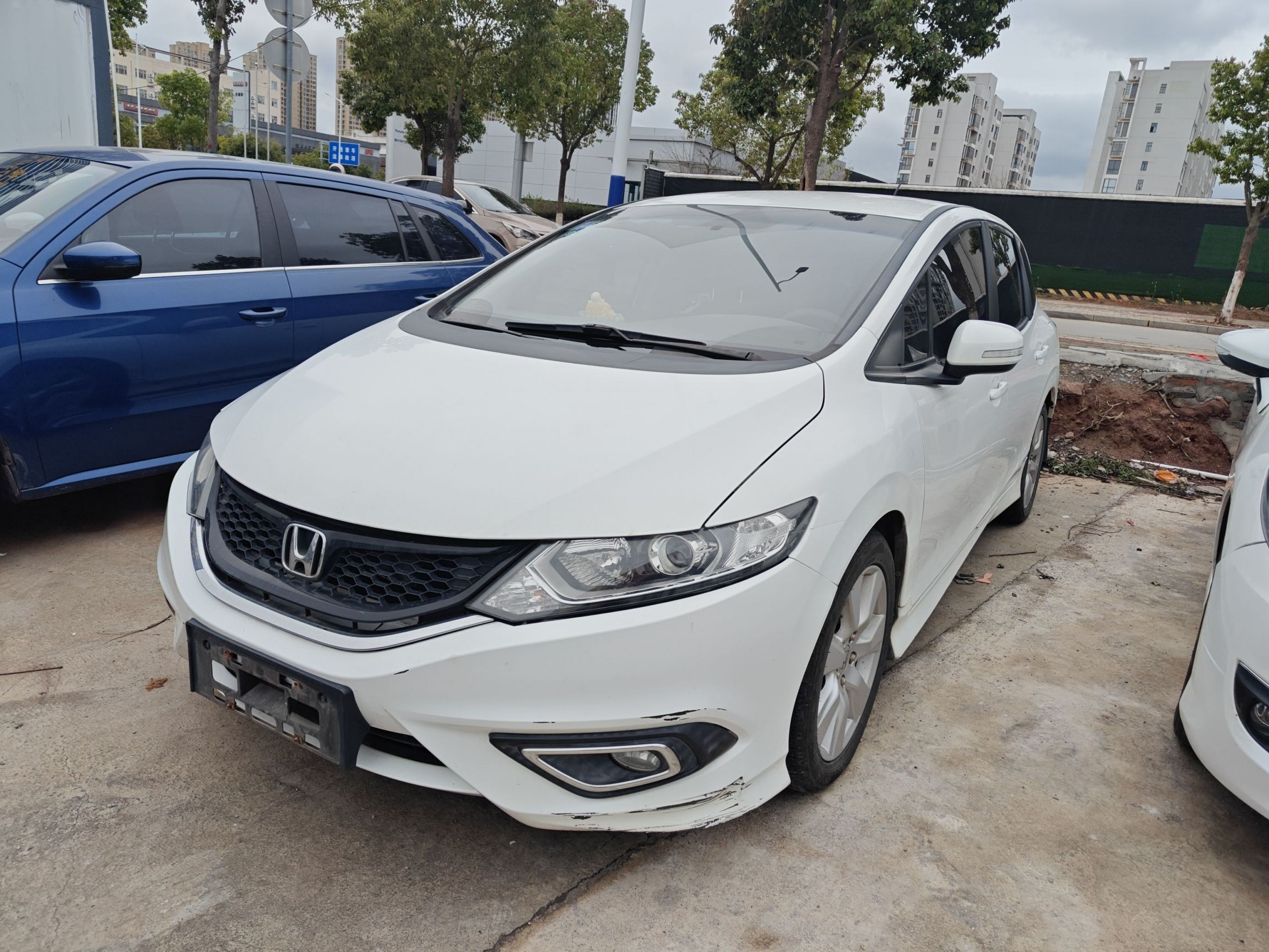 Под передней частью автомобиля