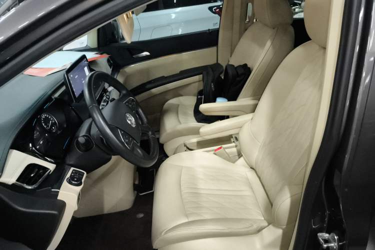 Used Buick GL8 2023 Facelifted Land Cruiser Executive Luxury Version
