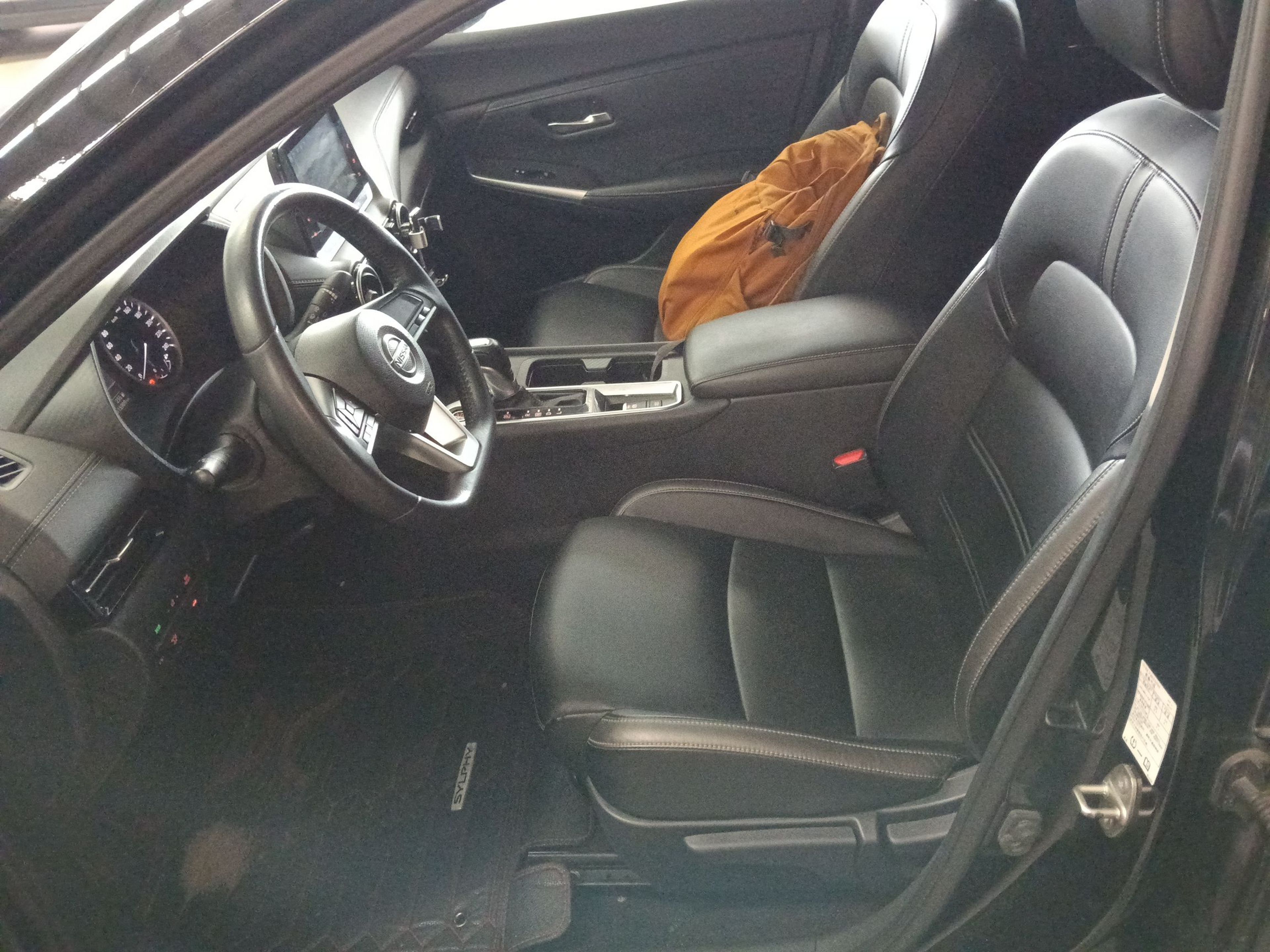 المقاعد الأمامية داخل السيارة