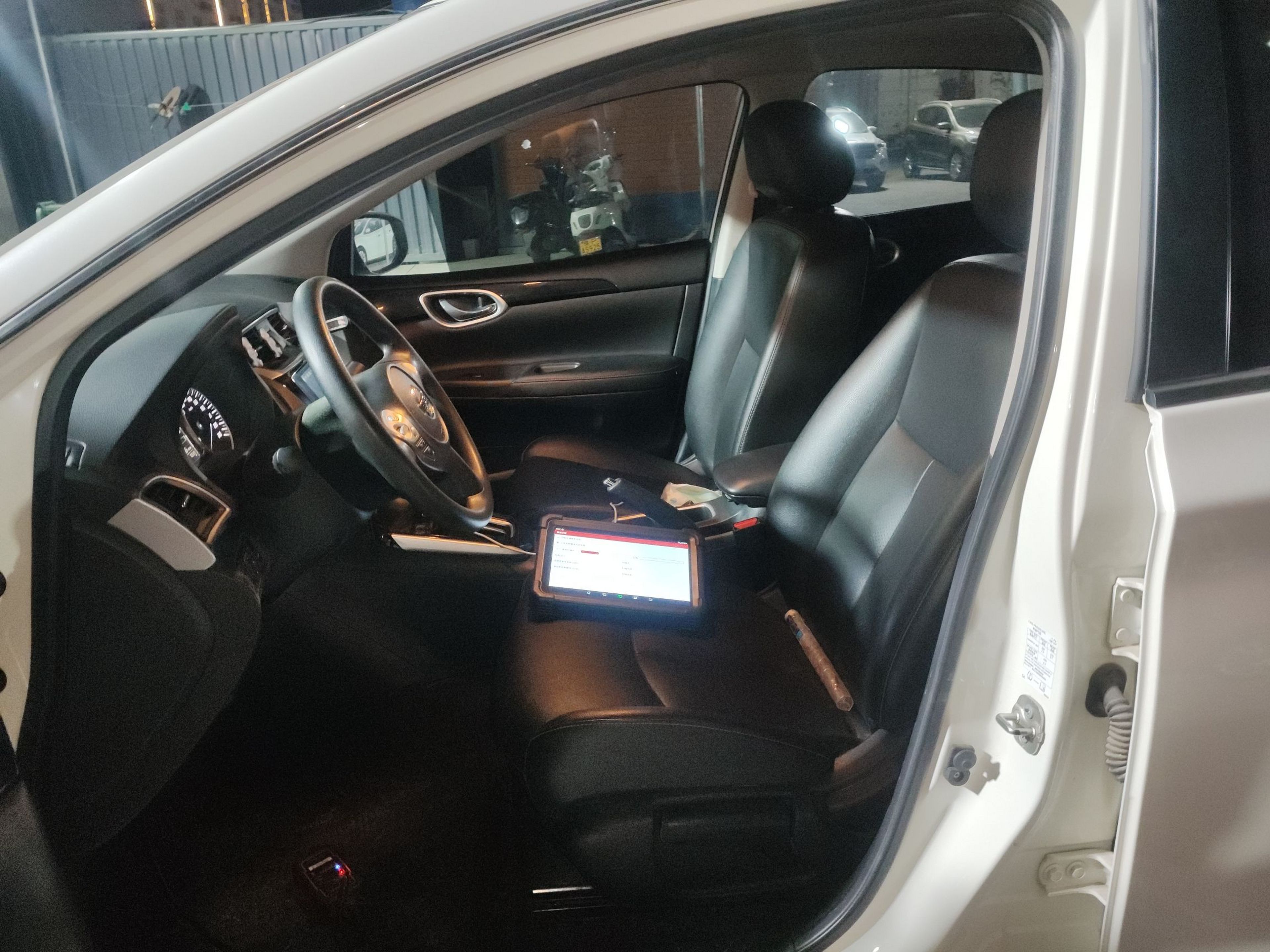 المقاعد الأمامية داخل السيارة