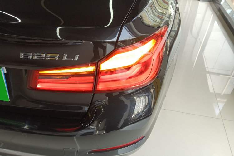 Used BMW 5 Series 2019 525Li Luxury Package
