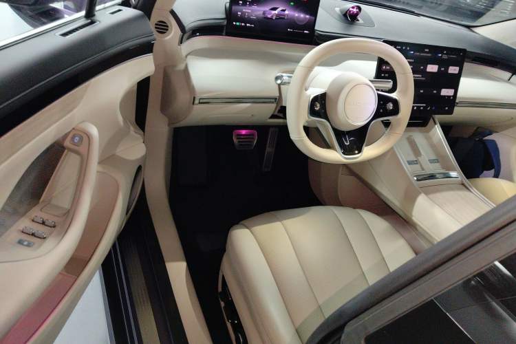 Used Hima Luxeed S7 2025 855 km Max