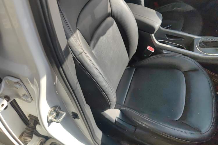 Used Kia Sportage R 2015 2.0L Automatic Two-Wheel Drive DLX Model
