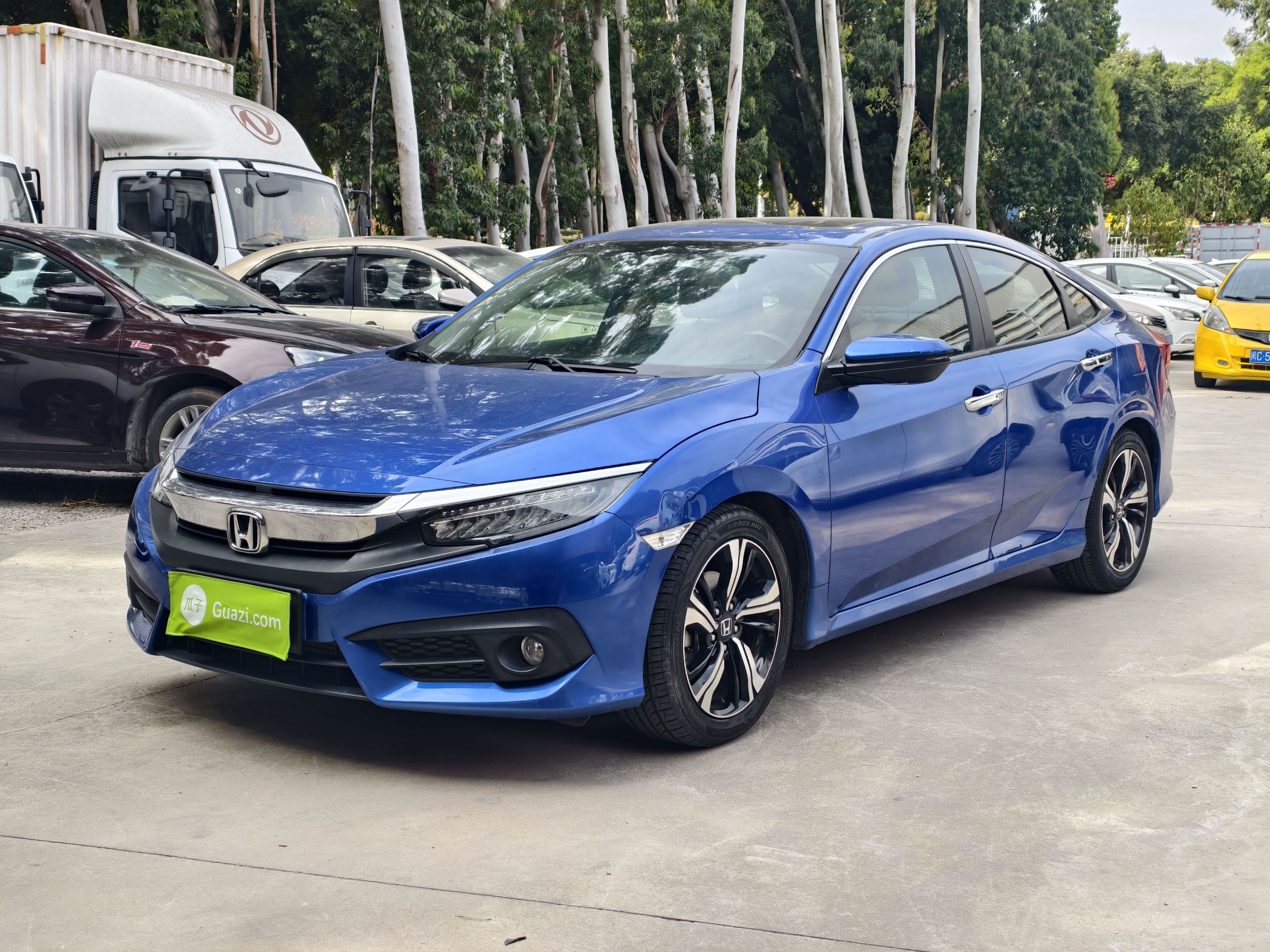 تحت مقدمة السيارة