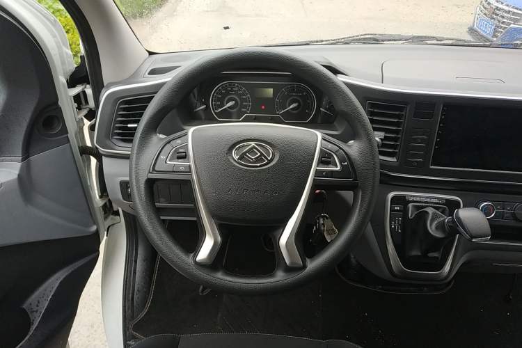 Used SAIC MAXUS Xintu V80 2024 Aotong Value Edition 6AMT Short Wheelbase Mid-Roof Model 127 Ps 5/6 Seats