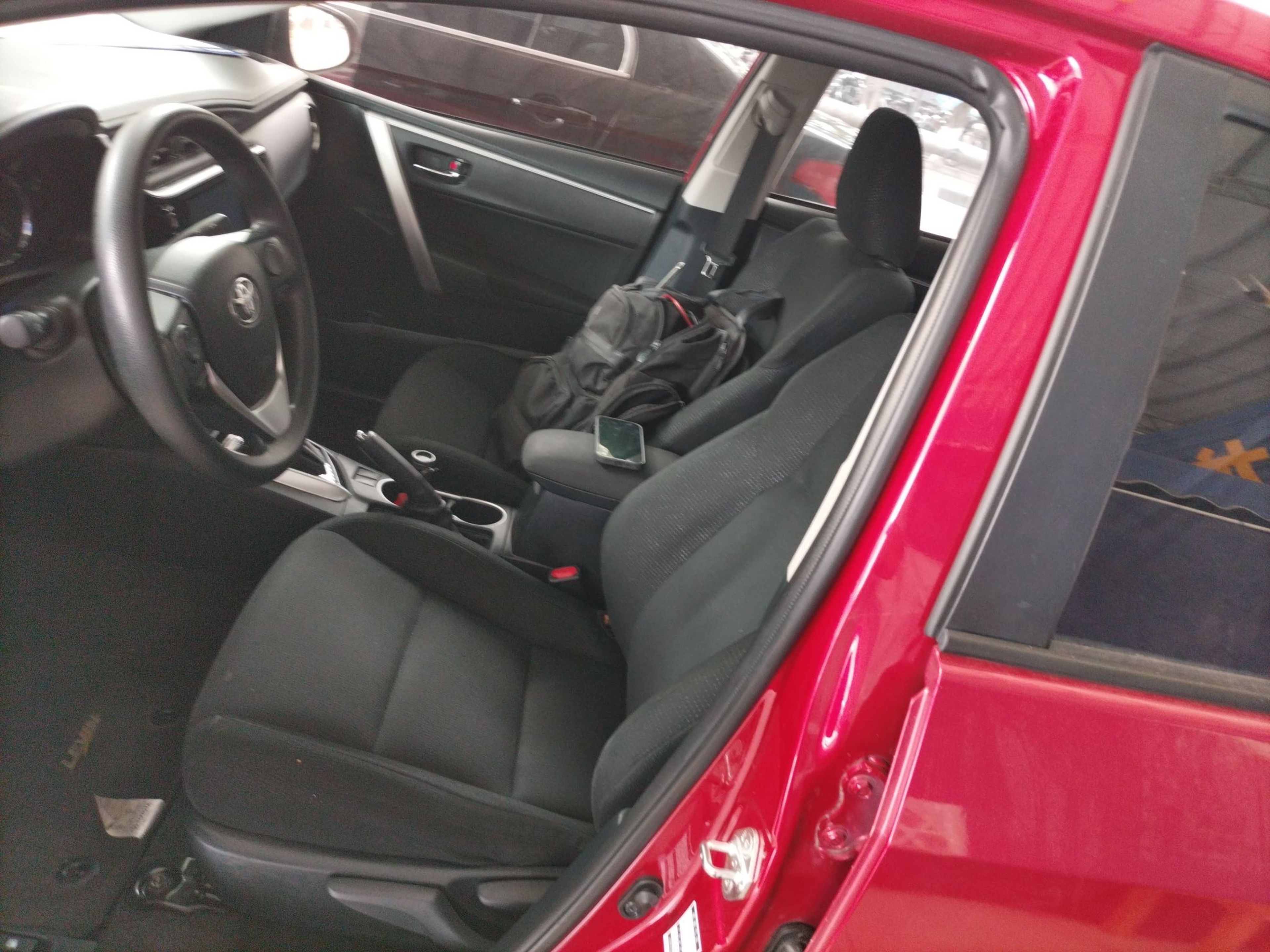 المقاعد الأمامية داخل السيارة