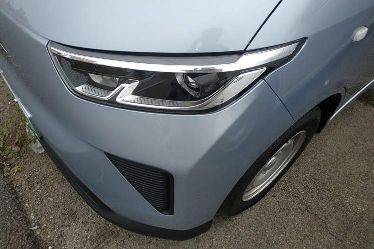 Used Wuling Yangguang 2024 300KM Comfort Version Passenger Van 75kW
