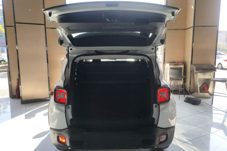 Used  Renegade 2017 180T Automatic Kinetic Edition+