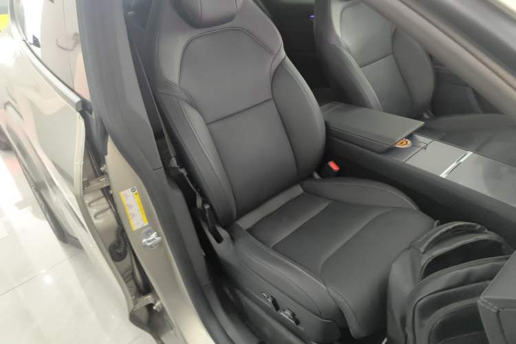 Used Tesla Model Y L 2025 Long-Range All-Wheel-Drive Version
