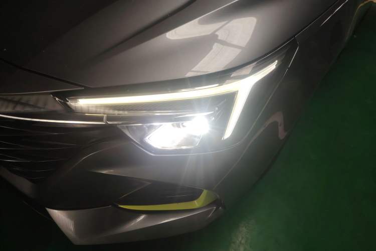 Used Roewe i6 MAX 2020 300TGI Automatic Supreme Edition with Cool Sunroof and Advanced Driving Features
