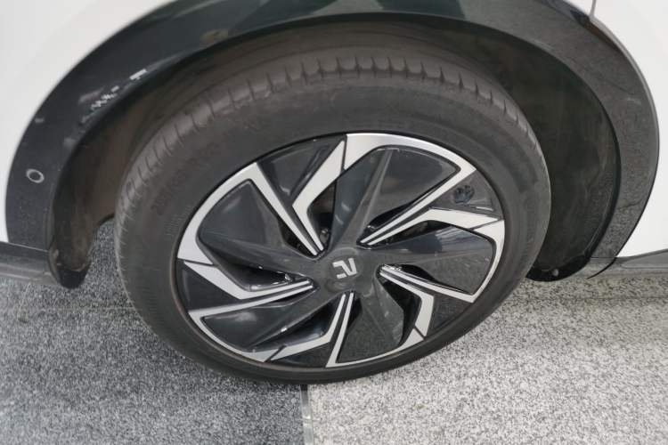 Used  R7 2022 Long-Range Advanced Edition
