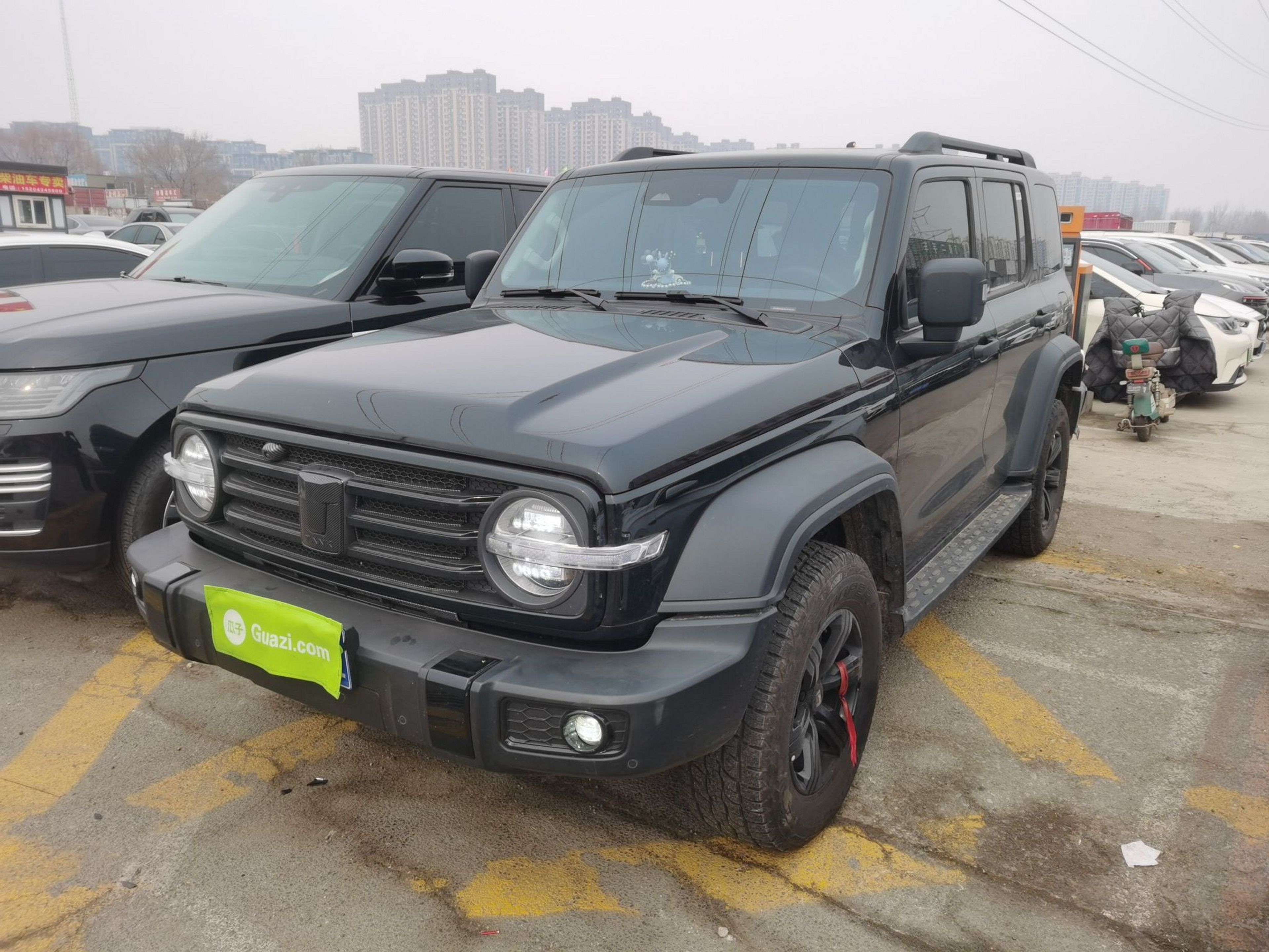 تحت مقدمة السيارة