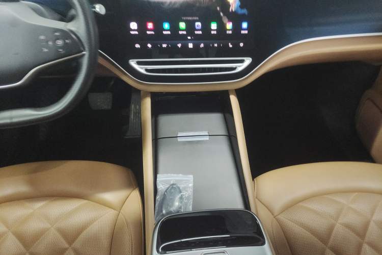 Used  R7 2023 Rear-Drive Screen King Pro Edition
