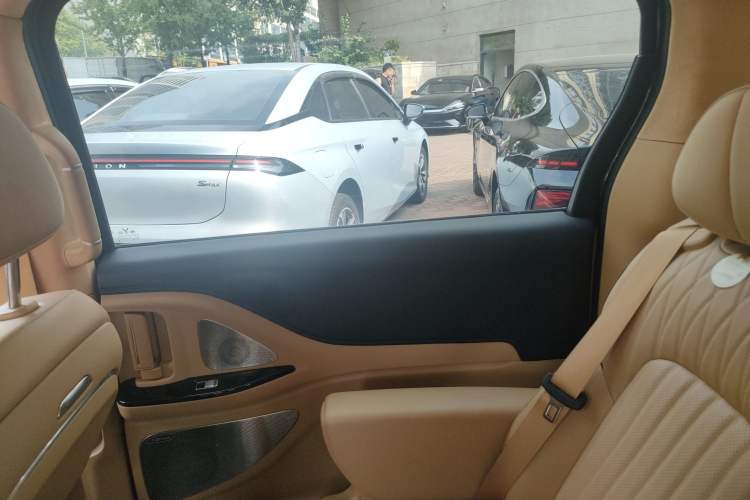 Used VOYAH Dream 2025 EV Four-Wheel Drive Flagship Kunpeng Edition
