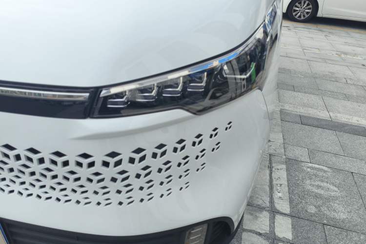 Used SAIC MAXUS Xintu V70 2023 2.0T Elite Edition Manual Transmission Short Wheelbase Low Roof 5/6 Seats (125 hp)
