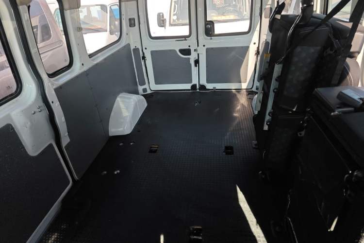 Used SAIC MAXUS Xintu V80 2023 2.0T Manual Classic Aoyuntong Long Wheelbase Mid-Height 6/7/8/9-Seater
