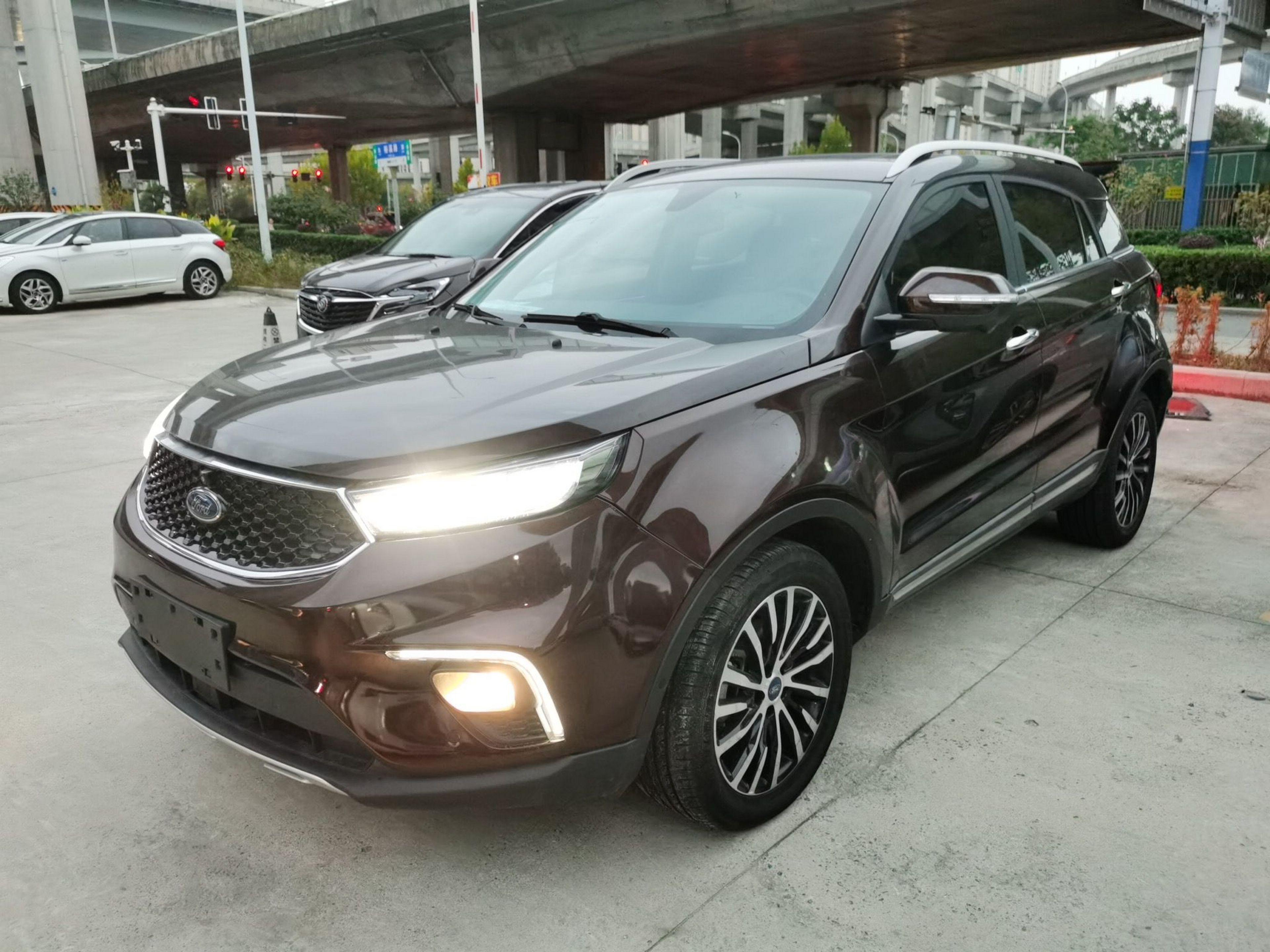 تحت مقدمة السيارة