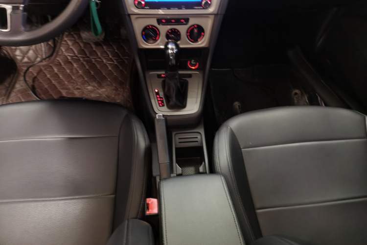 Used Volkswagen Gran Lavida 2013 1.6L Automatic Fashion Model
