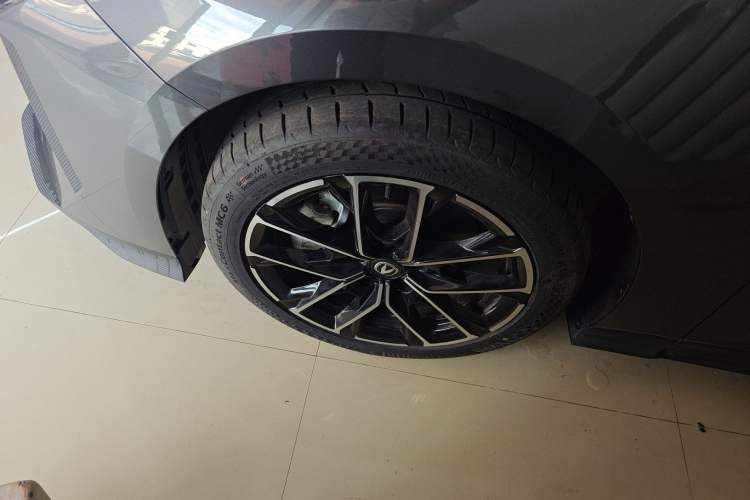 Used Changan UNI-V iDD 2024 Blue Whale Smart Electric iDD 136km ZhiKu Model
